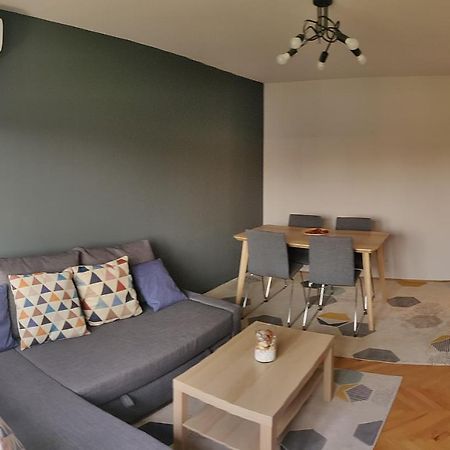 פיטסטי Modern And Cozy Apartment מראה חיצוני תמונה