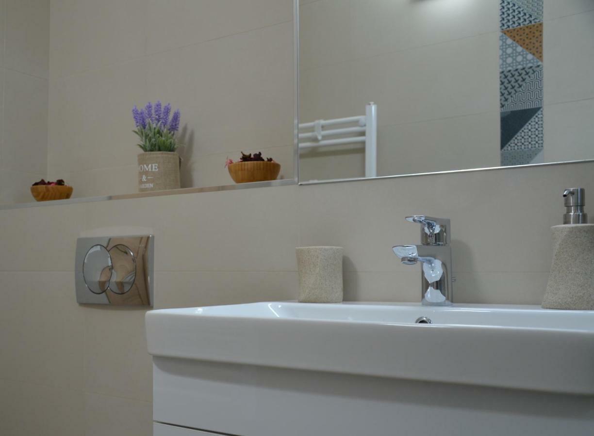 פיטסטי Modern And Cozy Apartment מראה חיצוני תמונה