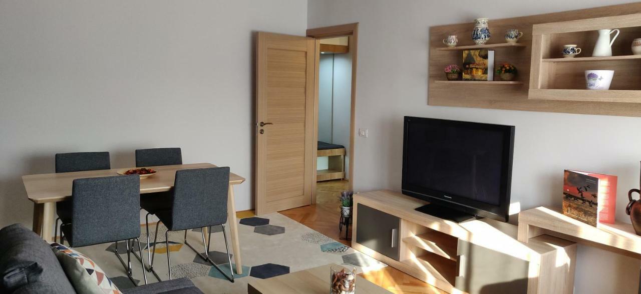 פיטסטי Modern And Cozy Apartment מראה חיצוני תמונה