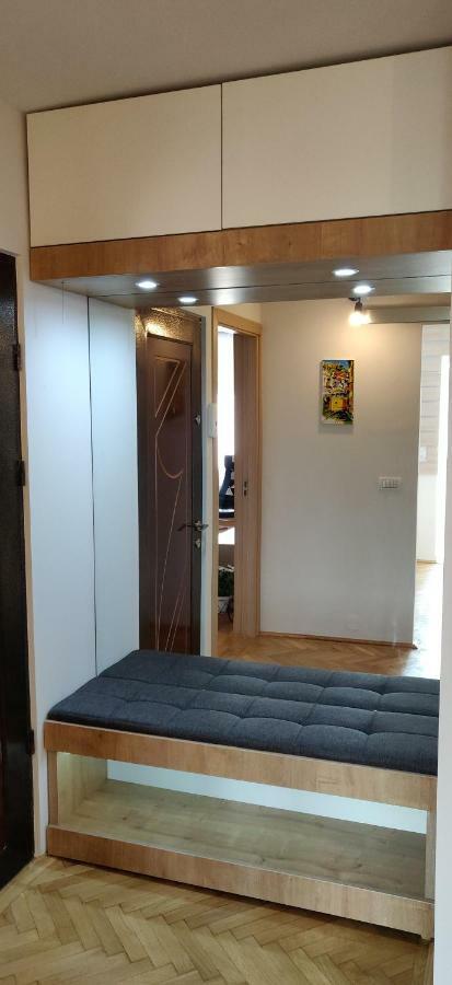 פיטסטי Modern And Cozy Apartment מראה חיצוני תמונה