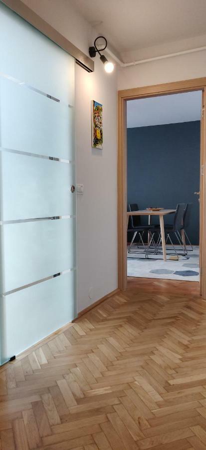 פיטסטי Modern And Cozy Apartment מראה חיצוני תמונה