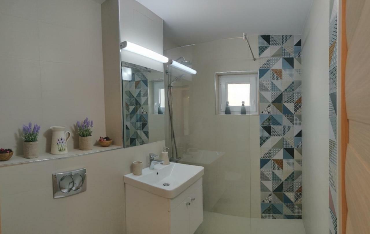 פיטסטי Modern And Cozy Apartment מראה חיצוני תמונה