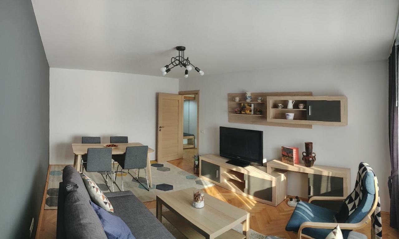 פיטסטי Modern And Cozy Apartment מראה חיצוני תמונה